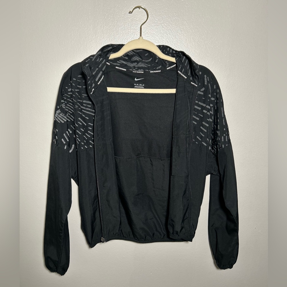 Nike Women's Run Division jacket (Style DD6462-010) - Picture 2 of 6